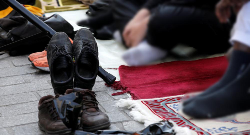 Praying with shoes on: Great crime or an Abandoned Sunnah?